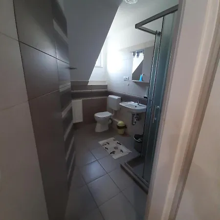 Ancsi Apartmanhaz شقة *