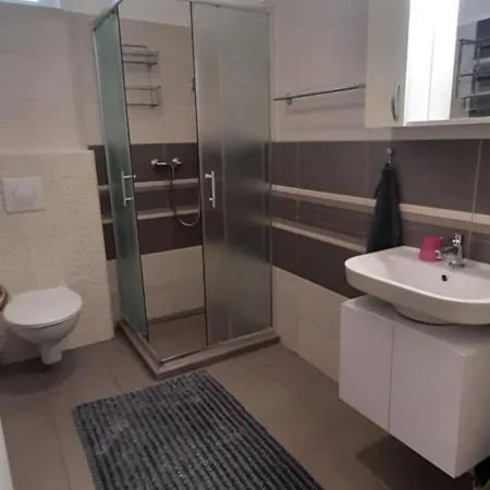 Ancsi Apartmanhaz بالاتوليلّي