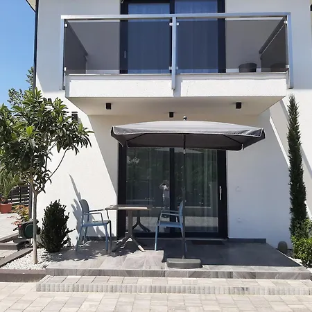 Ancsi Apartmanhaz * بالاتوليلّي